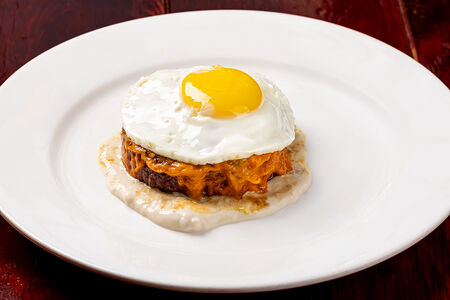 Большой бифштекс с соусом из грибов