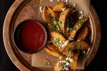 Картофель по-деревенски с имеретинским сыром и перечным соусом