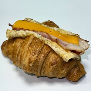 Круассан омлет-бекон