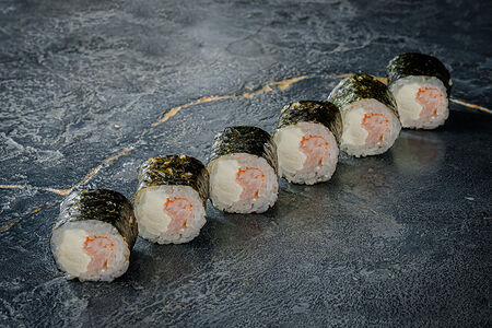 Классический Ролл с тигровой креветкой и соусом спайси