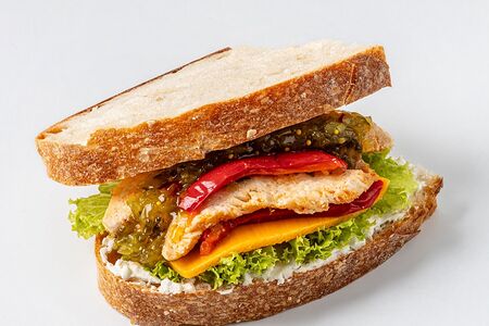 Гриль чиз с курицей и огуречным релишем