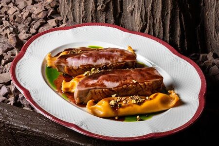 Утиная грудка, карамели с пастернаком, фисташкой и утиным жу