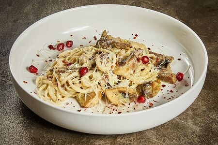 Лапша домашняя с говяжьим языком и грибами в сливочном соусе