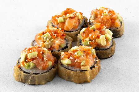 Темпура ролл с лососем (6 шт)
