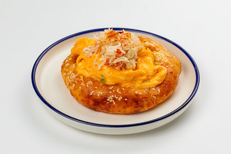 Лепешка, краб, скрэмбл, зелёный тахини