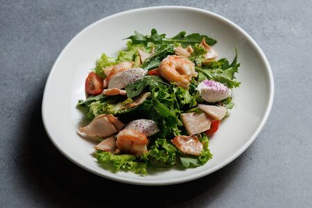 Салат с обжаренными кальмарами и креветками