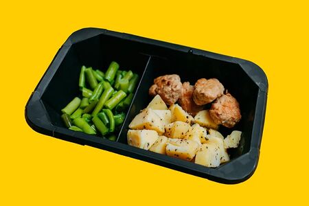 Картофель с митболами и зеленой фасолью