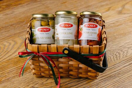 Набор из оливок, томатов и луковичек