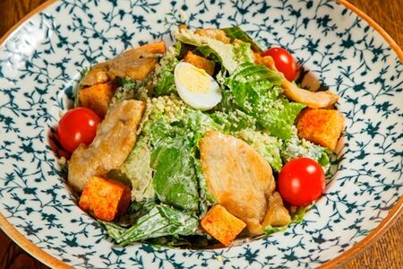 Салат Цезарь с курицей