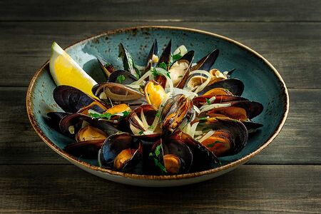 Мидии в луковом соусе