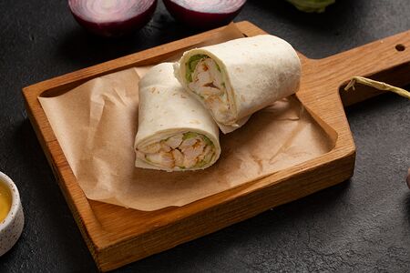 Ролл с курицей в медово-горчичном соусе