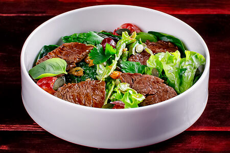 Мясной салат с устричным соусом, томатами и шпинатом