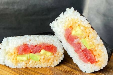 Онигири с тунцом