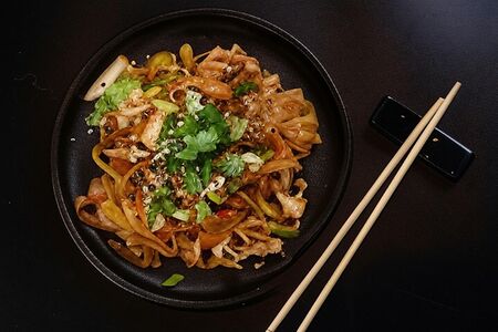 Яичная лапша с курицей и соусом Хой Син