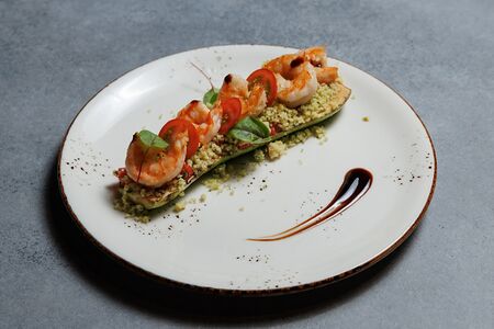  Кабачок с креветками гриль, кускусом и овощной сальсой