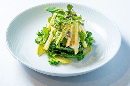 Зелёный салат со страчателой и яблоком 