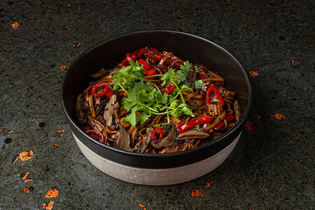 Лапша с карамельной говядиной