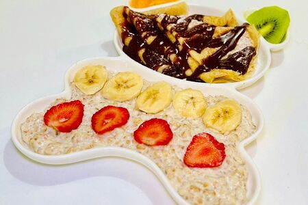 Каша овсяная с ягодами и блинчики в шоколаде