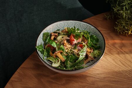 Салат с лисичками и ореховой заправкой