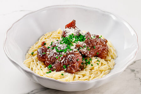 Говяжьи щечки с пастой орзо и пармезаном