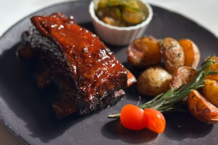 Говяжьи ребра с картофелем стоун и огурцами кимчи