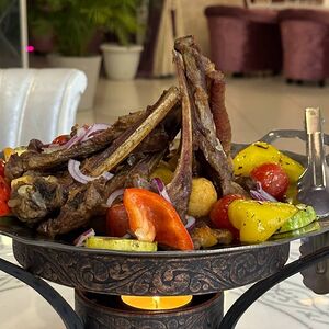 Каре ягненка с овощами и картофелем