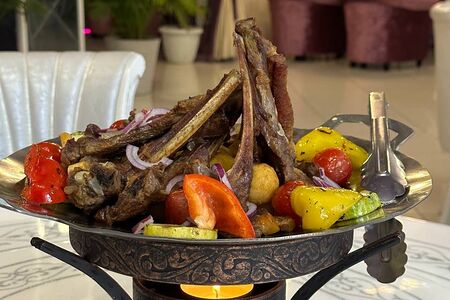 Каре ягненка с овощами и картофелем