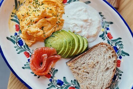 Скрембл с форелью, авокадо и страчателлой