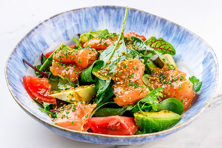 Большой салат с лососем и авокадо