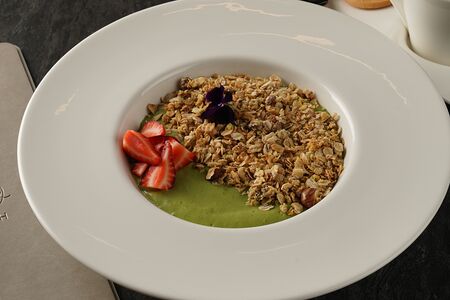 Смузи-боул из авокадо, шпината, банана и ягод