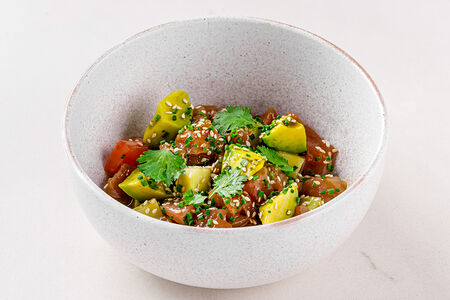 Севиче из тунца с авокадо и томатами