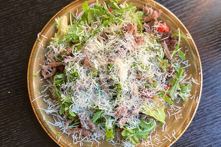 Тёплый салат с руколой, говядиной и пармезаном 