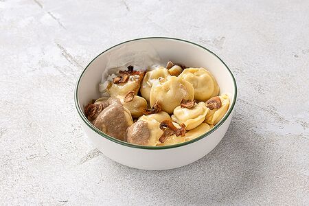 Пельмени с говядиной и грибным соусом