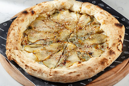 Пицца с грушей и горгонзолой