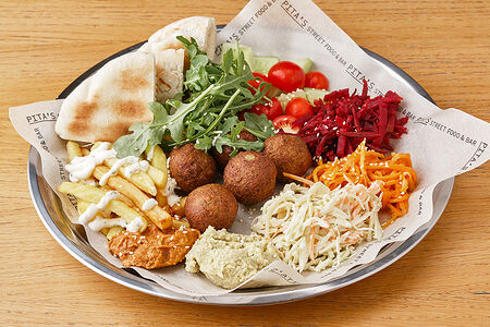 Тарелка с фалафелем