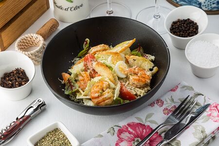 Салат Цезарь с тигровыми креветками