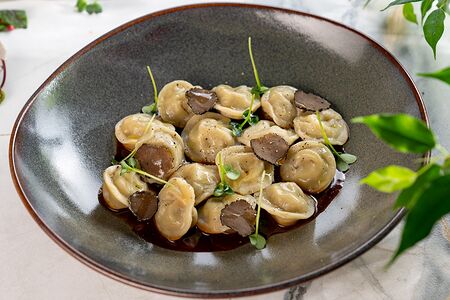 Пельмени с уткой, белыми грибами и трюфелем