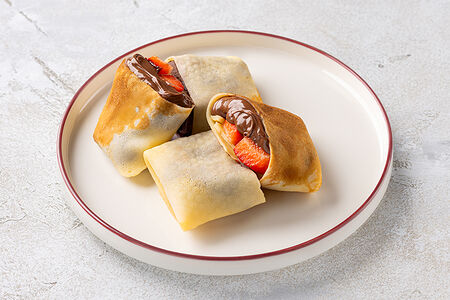 Блинчики с шоколадно-ореховой пастой Нутелла и клубникой