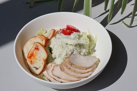 Салат Цезарь с курицей