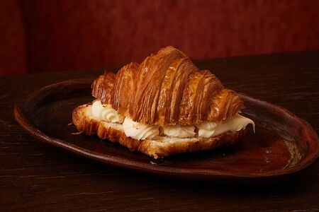 Круассан со сливочным кремом 