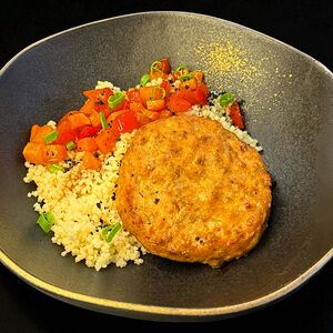 Горячее: Котлета из лосося с кускусом и овощами