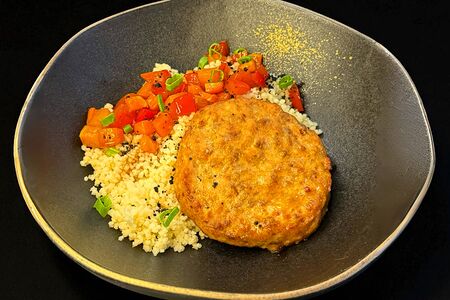 Горячее: Котлета из лосося с кускусом и овощами