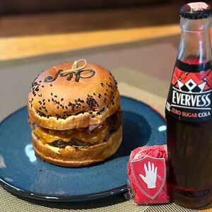 Бургер и Evervess кола на выбор 