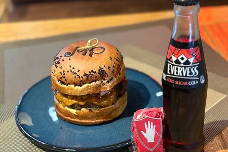 Бургер и Evervess кола на выбор 