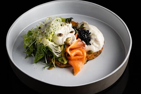 Оладьи из цукини с копченой семгой и икрой палтуса