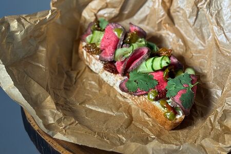 Брускетта с ростбифом и вялеными томатами