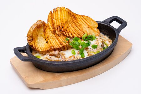 Лисички в сливочном соусе с румяным картофелем