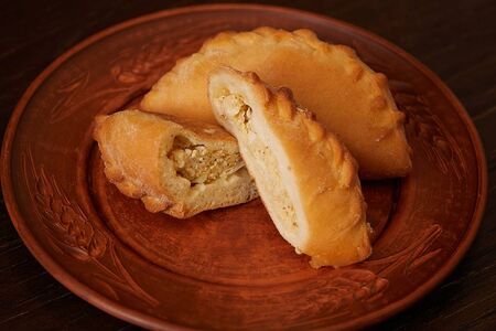 Пирожок с капустой и яйцом