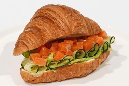 Круассан с лососем