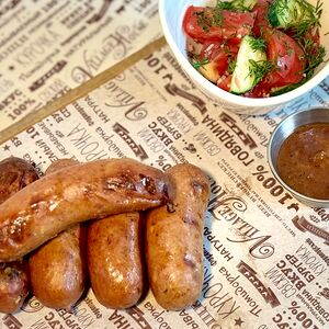 Тирольские колбаски с овощным салатом